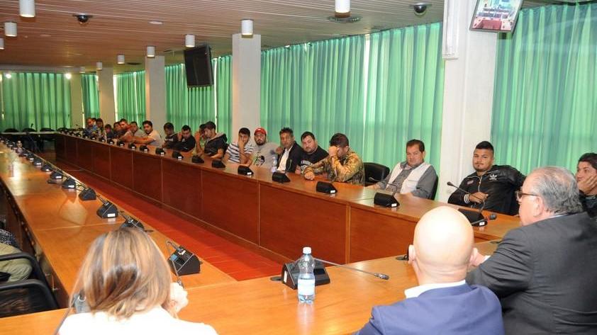 La riunione in aula consiliare con il sindaco e le famiglie Rom