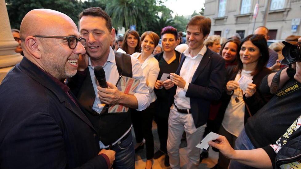 Il regista Paolo Virzì con i fans all'ingresso del cinema Imperiale (Foto Nucci)