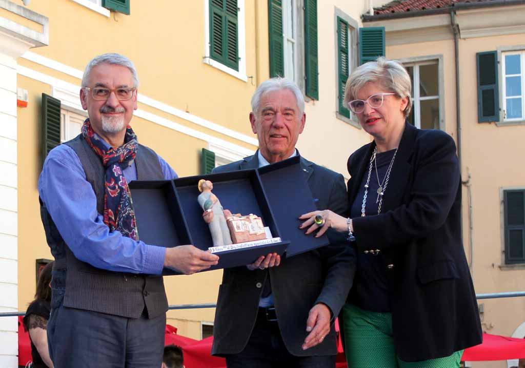 A sinistra, il vincitore del Bancarellino, il sarzanese Ballerini