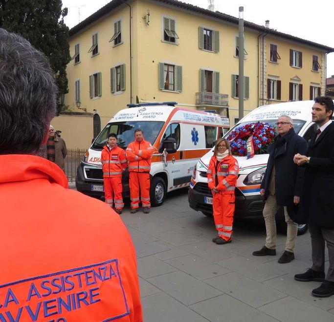  Assistenza taglio del nastro per tre mezzi