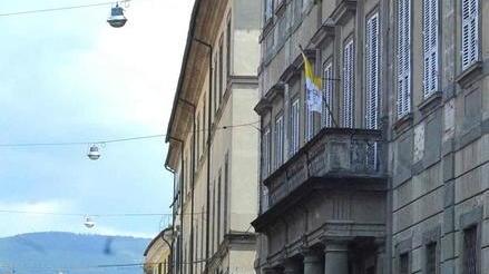 Cadono pezzi di intonaco dal Vescovado