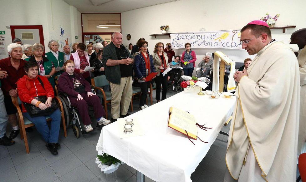 Vescovo in visita agli anziani