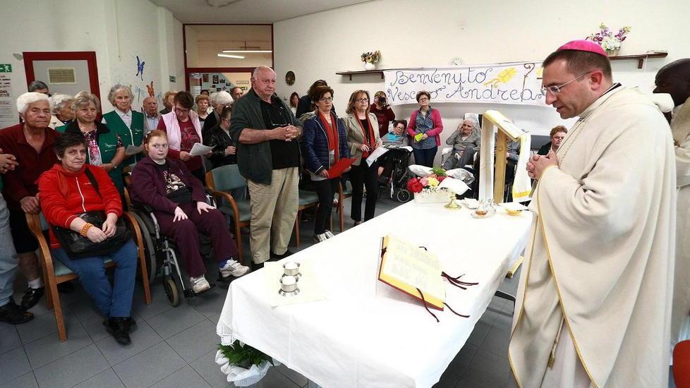 Vescovo in visita agli anziani