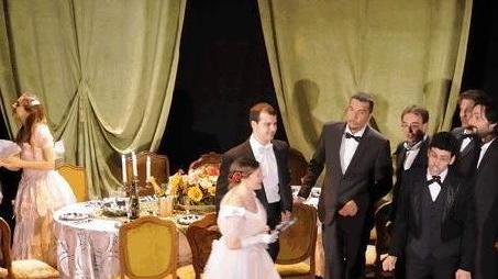 Il cartellone del teatro si chiude stasera con “La Bohème”