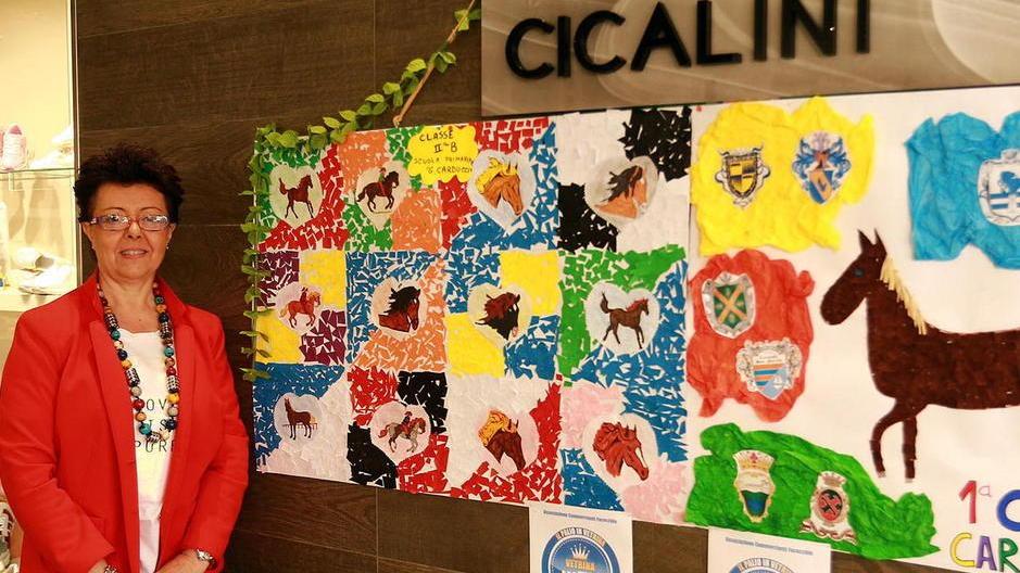 Scatta la sfida tra le vetrine colorate dai disegni dei bimbi