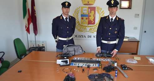 Il kit del ladro nascosto nella targa 