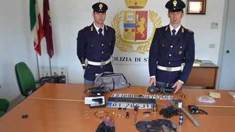 Il kit del ladro nascosto nella targa