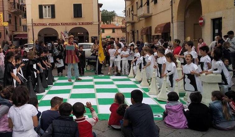 Gara di scacchi con pedoni viventi