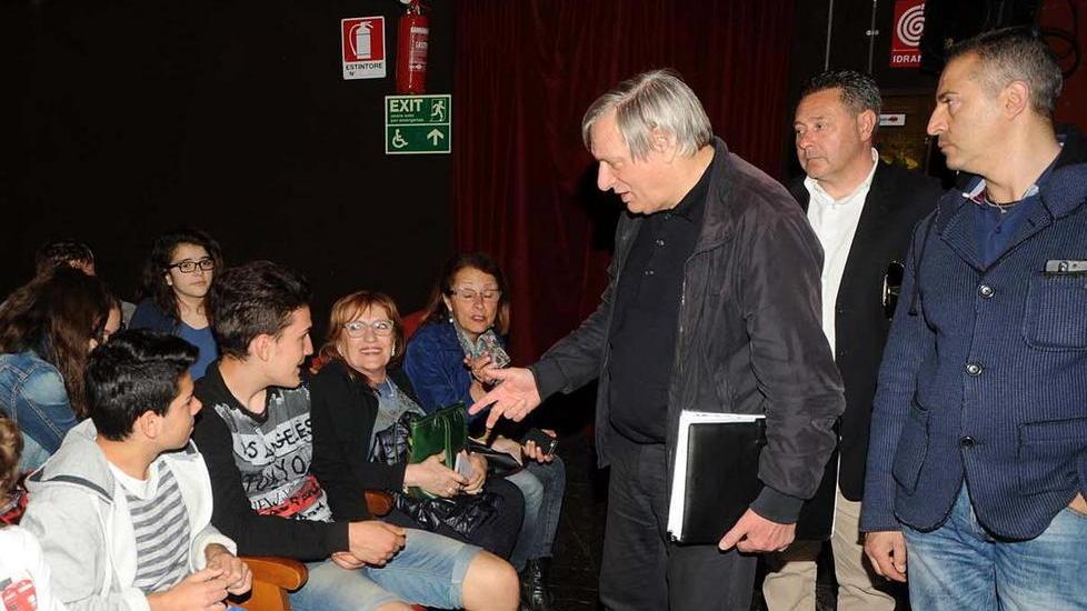 Centinaia di ragazzi per la visita di don Ciotti