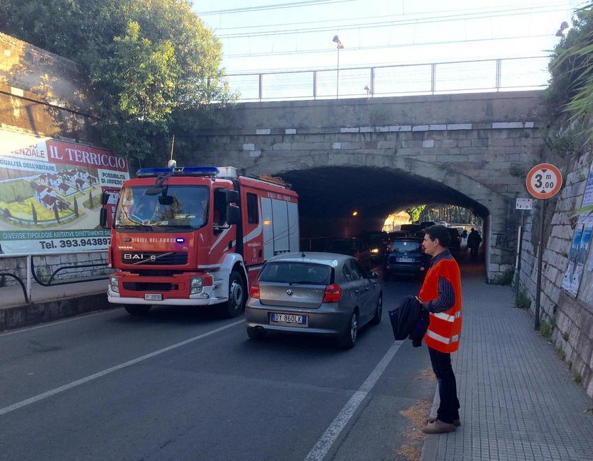 Col camion urta il sottopasso dal ponte cadono calcinacci