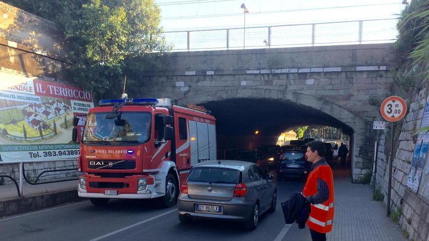 Col camion urta il sottopasso dal ponte cadono calcinacci