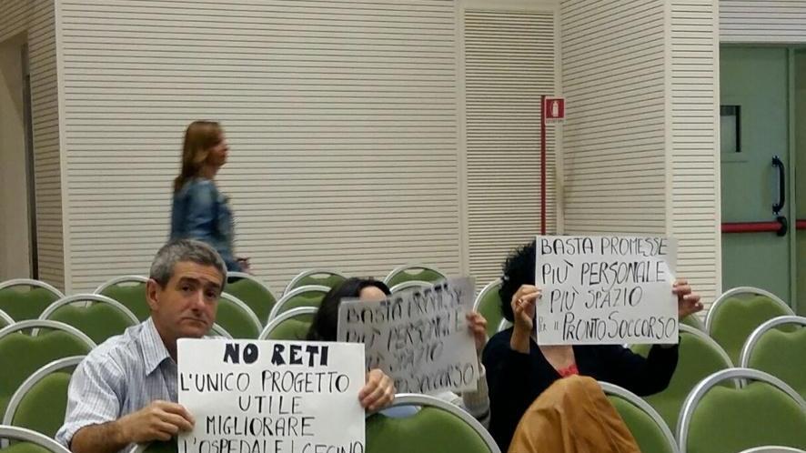 Sanità, cartelli in consiglio per difendere l’ospedale
