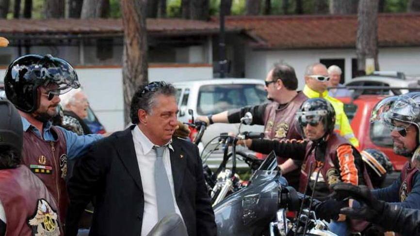 Lo striscione, il surf, le moto e i volontari