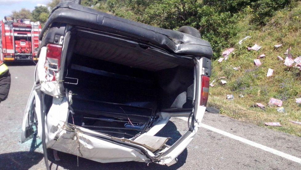 Tre feriti nel furgone fuori strada: uno è grave 