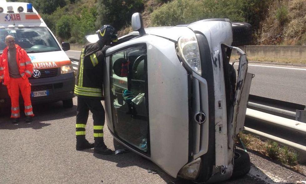 Con l’auto si schianta sul guardrail