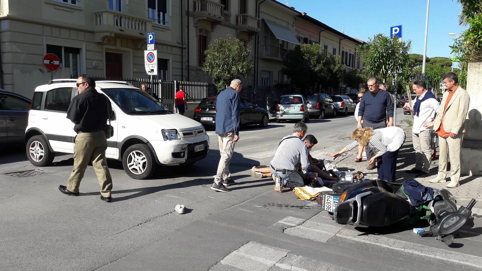 I soccorsi ai due giovani coinvolti nell'incidente stradale