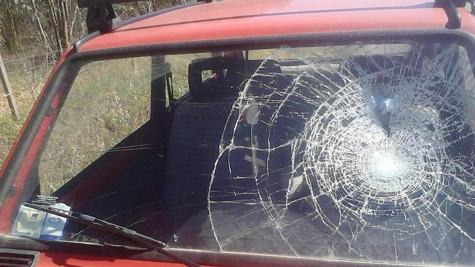Il cristallo sfondato da una bottiglia lanciata da un'altra auto