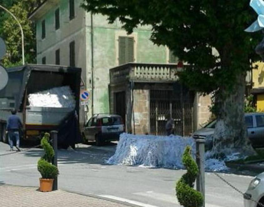 La foto del camion che ha perso il carico a Collodi