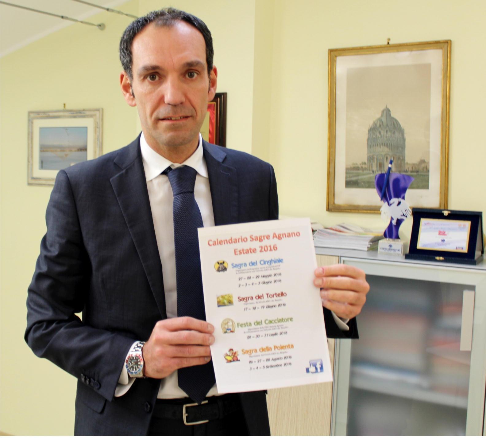 Federico  Pieragnoli con in mano il decalogo del Comune di Arezzo