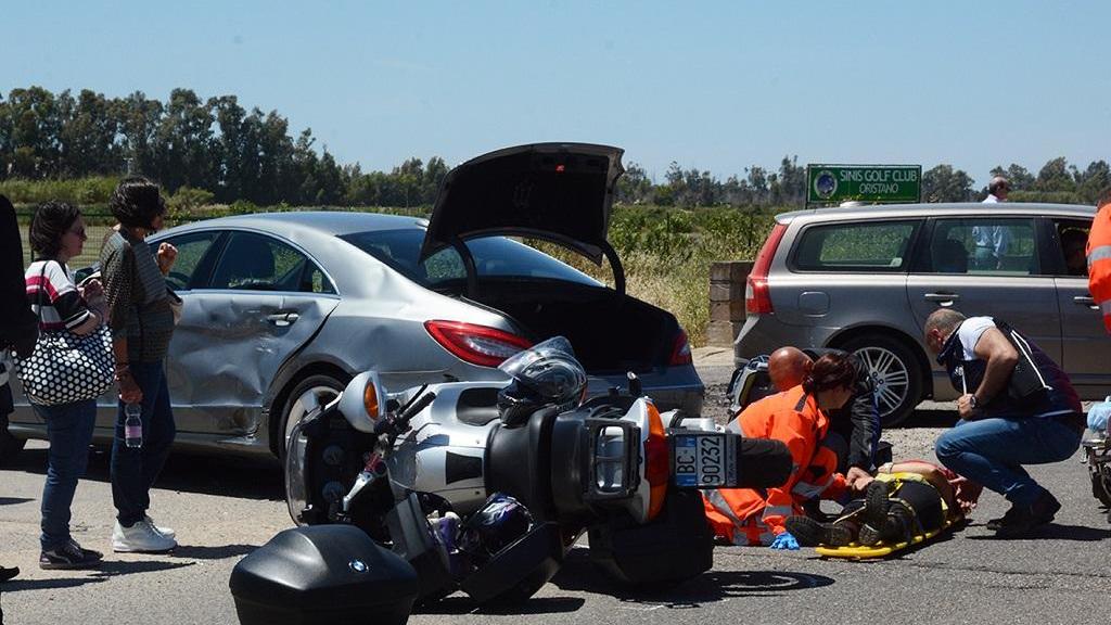 I soccorsi ai motociclisti feriti nell'incidente (foto F. Pinna)