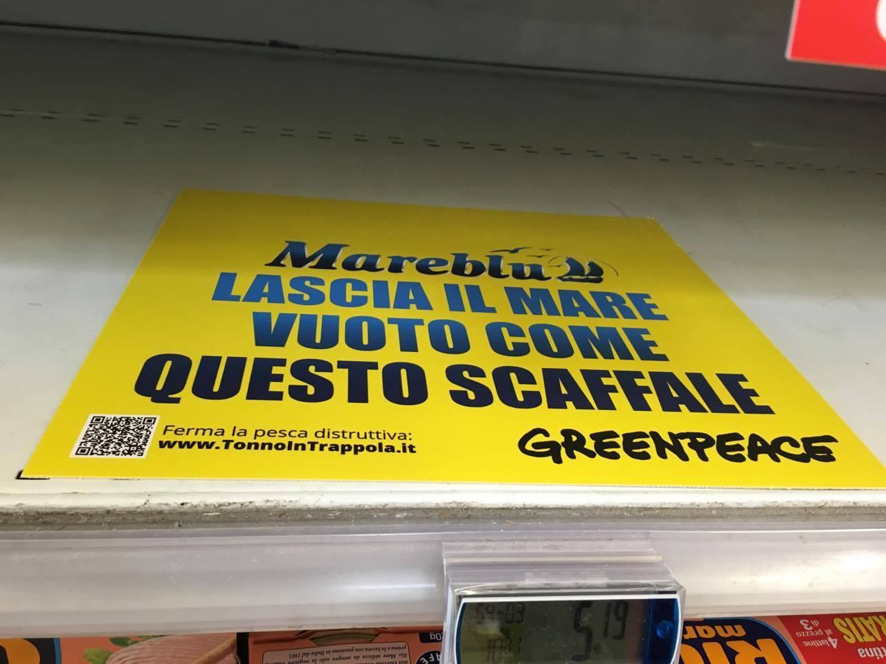 Il cartello con la scritta “Mareblu lascia il mare vuoto come questo scaffale” 