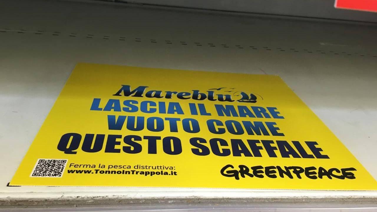 Il cartello con la scritta “Mareblu lascia il mare vuoto come questo scaffale”