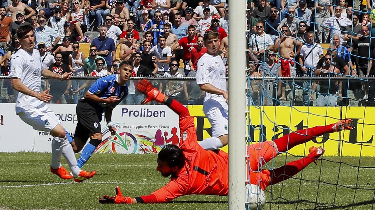 Il secondo gol di Varela (foto Muzzi)