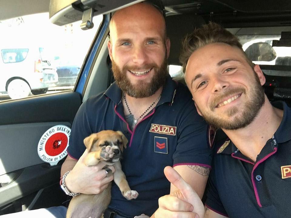 I poliziotti col cagnolino trovato sulla pista ciclabile