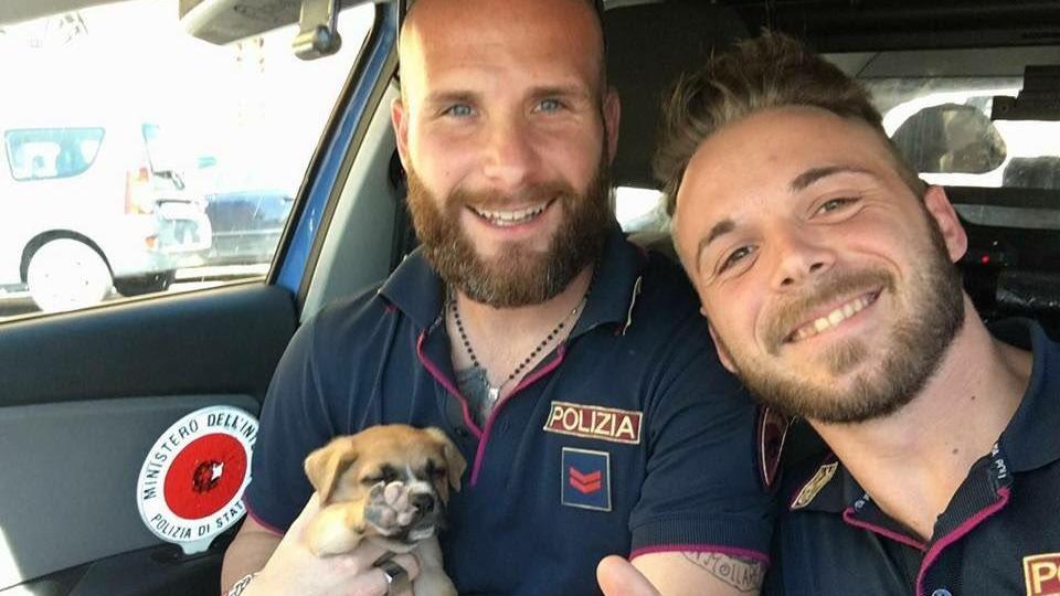 I poliziotti col cagnolino trovato sulla pista ciclabile