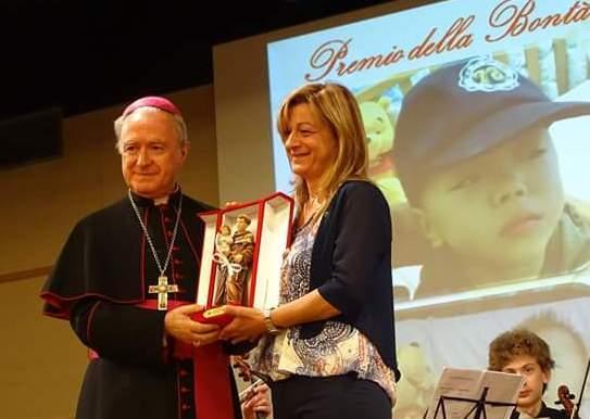 Nadia Ferrari riceve a Padova il Premio della bontà 2016 dal delegato pontificio per la basilica di Sant'Antonio di Padova, mondignor Giovanni Tonucci, vescovo di Loreto 
