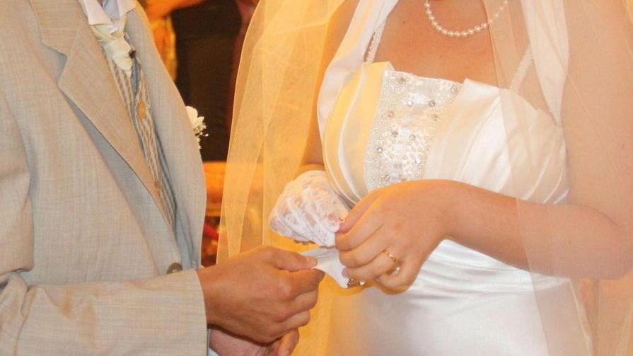 Cinese sposa un'apuana, ma è solo per finta