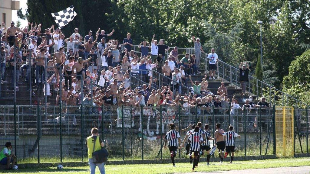 La gioia a fine partita di tifosi e giocatori