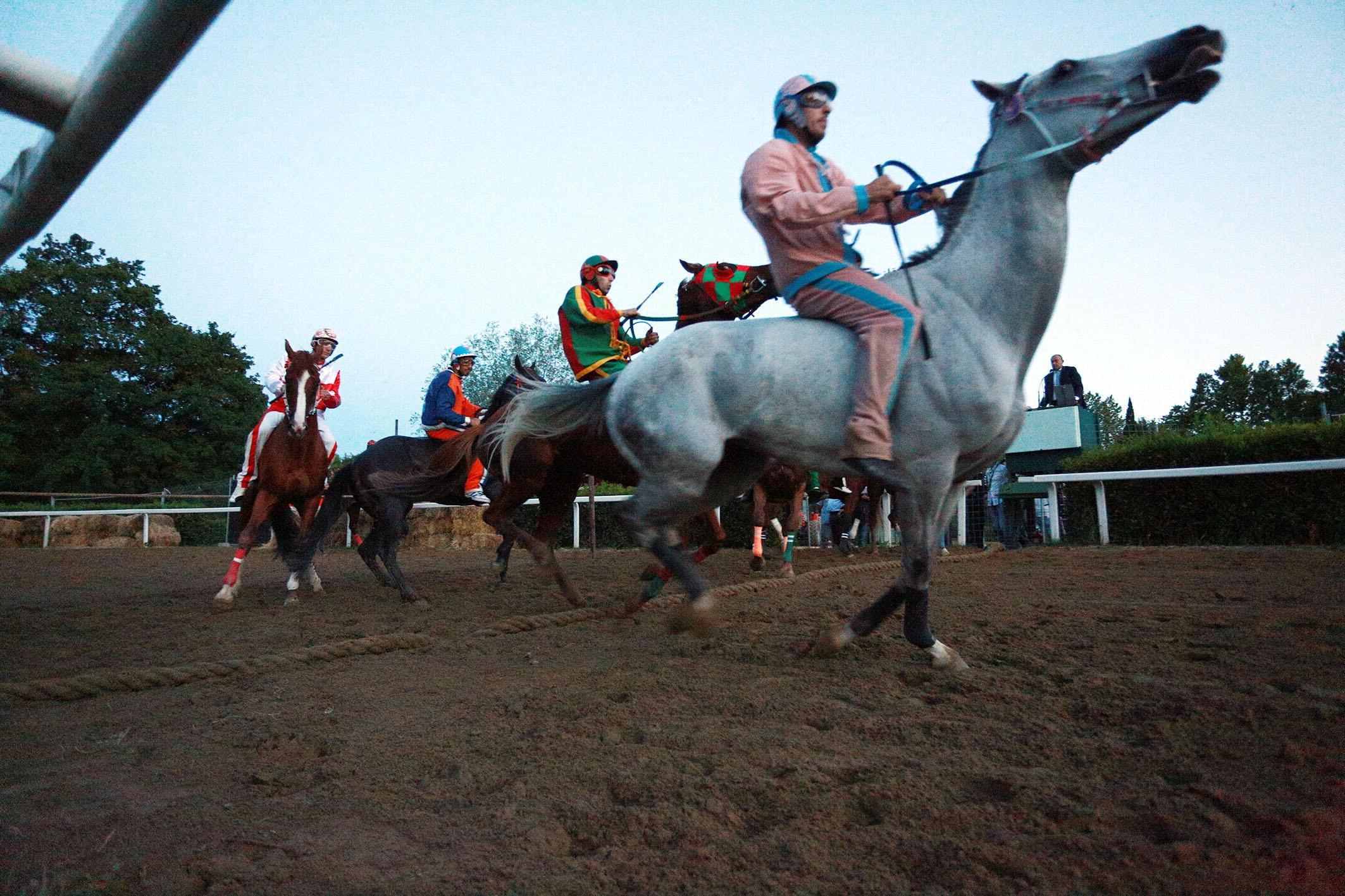 L'oscurità nella Buca: il palio saà poi sospeso dal sindaco (foto Agenzia Sestini)