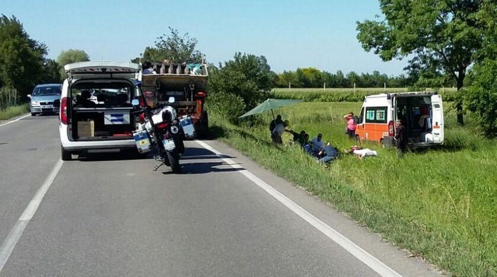 Mirandola, lo trovano nel fossato sotto lo scooter: è grave 