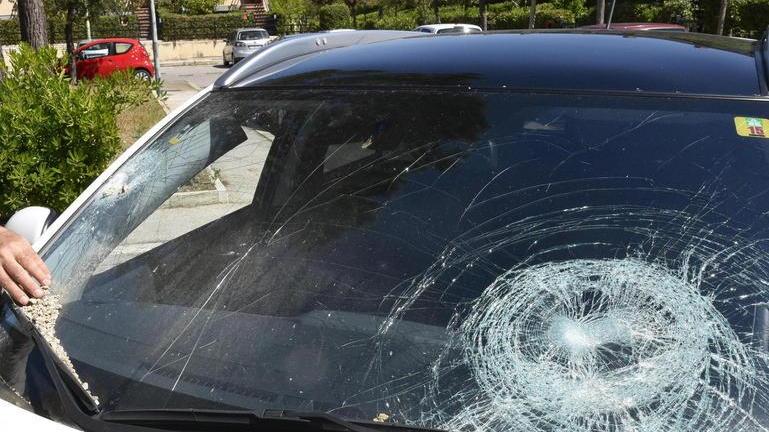 Sassi dalle mura Un’auto distrutta