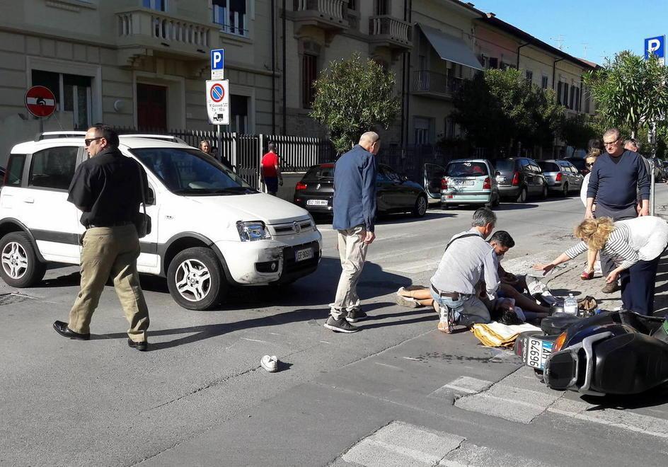 Incrocio pericoloso in Darsena: scontro tra auto e scooter