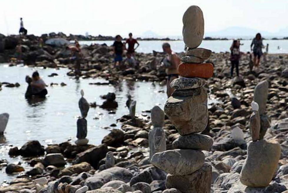 Ecco le pietre in equilibrio Con uno spazio per bimbi