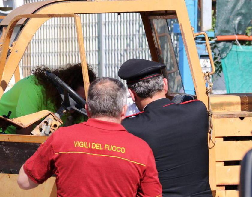 Muore a 61 anni mentre manovra la gru 