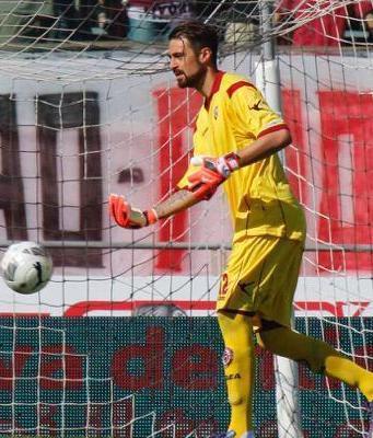 Il Livorno precipita in Lega Pro e gli ultrà aggrediscono il portiere