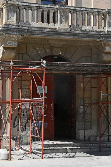 Gita annullata, mamma furiosa porta a scuola la polizia