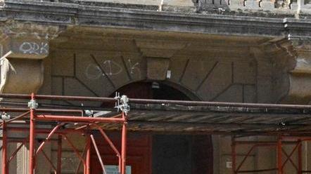 Gita annullata, mamma furiosa porta a scuola la polizia