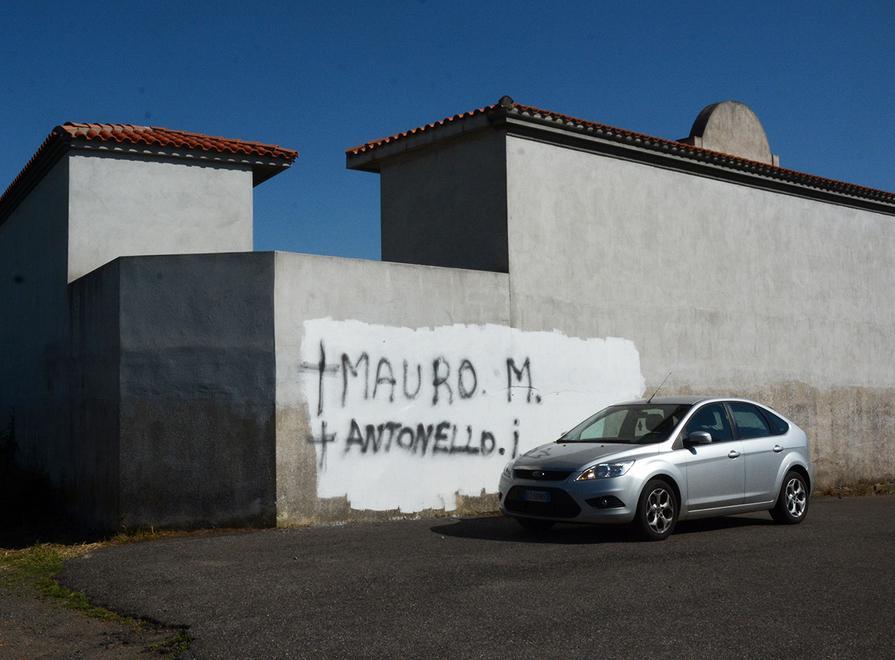 Altri due nomi e una croce sul muro del cimitero 