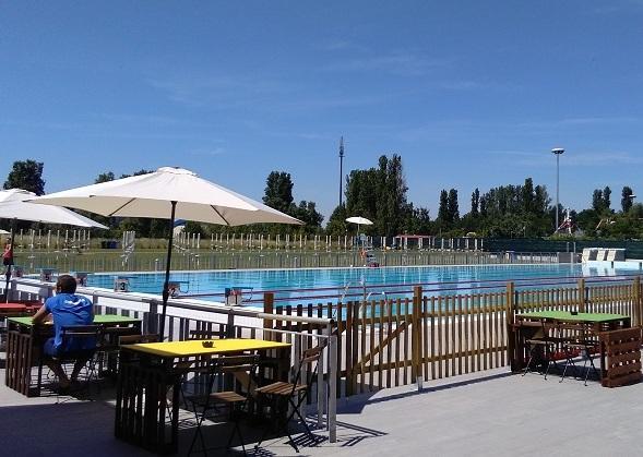 Vigilantes per la piscina adiacente il campo nomadi 