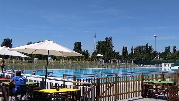 Vigilantes per la piscina adiacente il campo nomadi