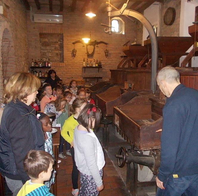 Alunni in visita al vecchio mulino 