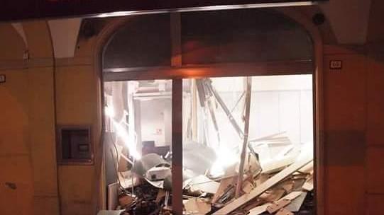 Esplosione in centro nel cuore della notte Devastata una banca