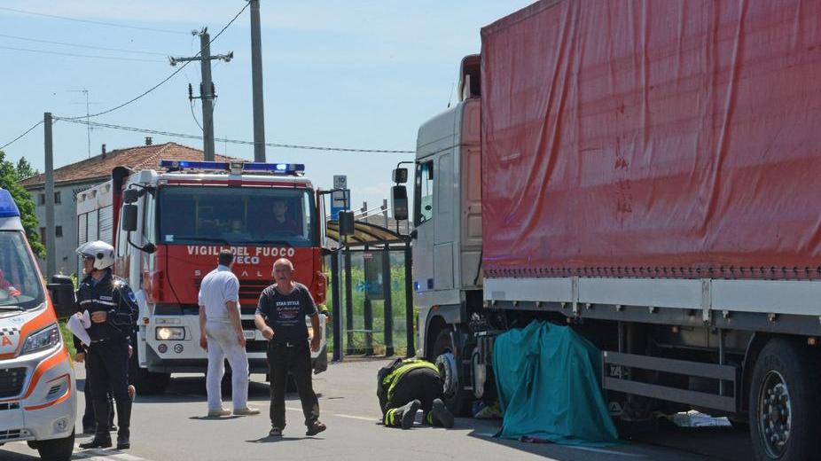 Ciclista schiacciato e ucciso da un Tir