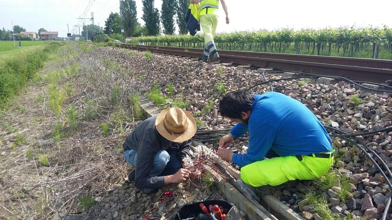 Rubato il rame dalla linea ferroviaria, mattinata da incubo per i pendolari
