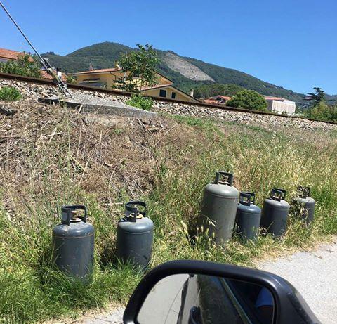Le sei bombole di gas abbandonate lungo la linea ferroviaria