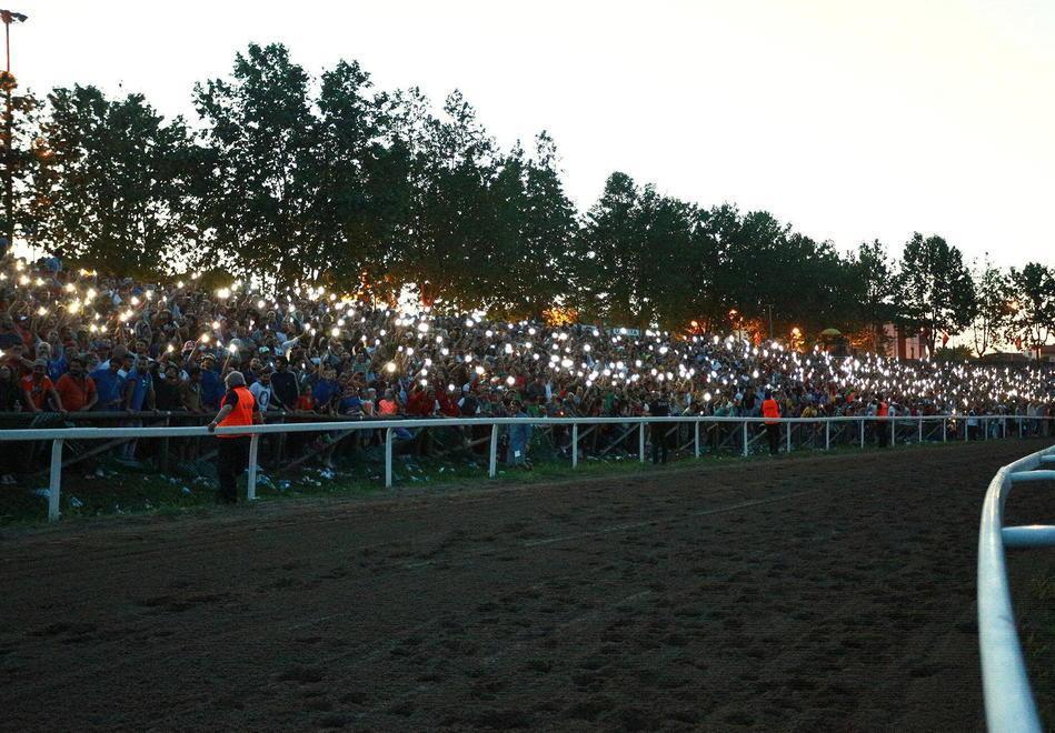 Il pubblico illumina la Buca con i cellulari (foto Agenzia Sestini)